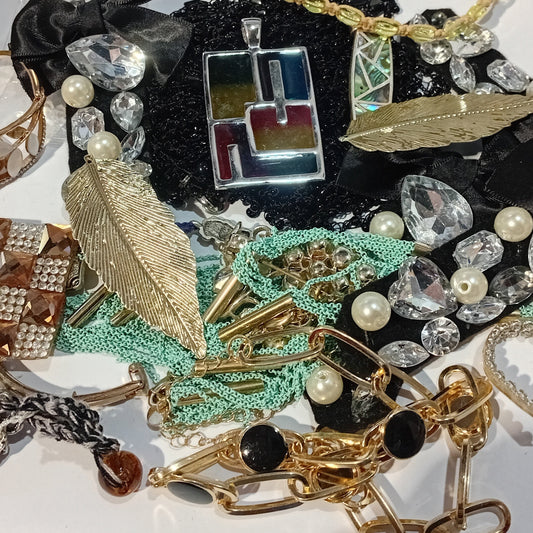 CLEARANCE! Huge Pack Of New, Old & Broken Jewellery