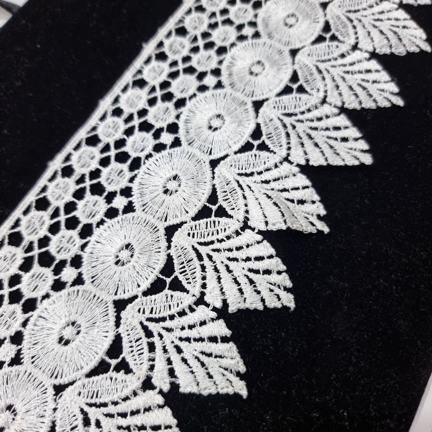 5m Leaf pattern White Lace Trim