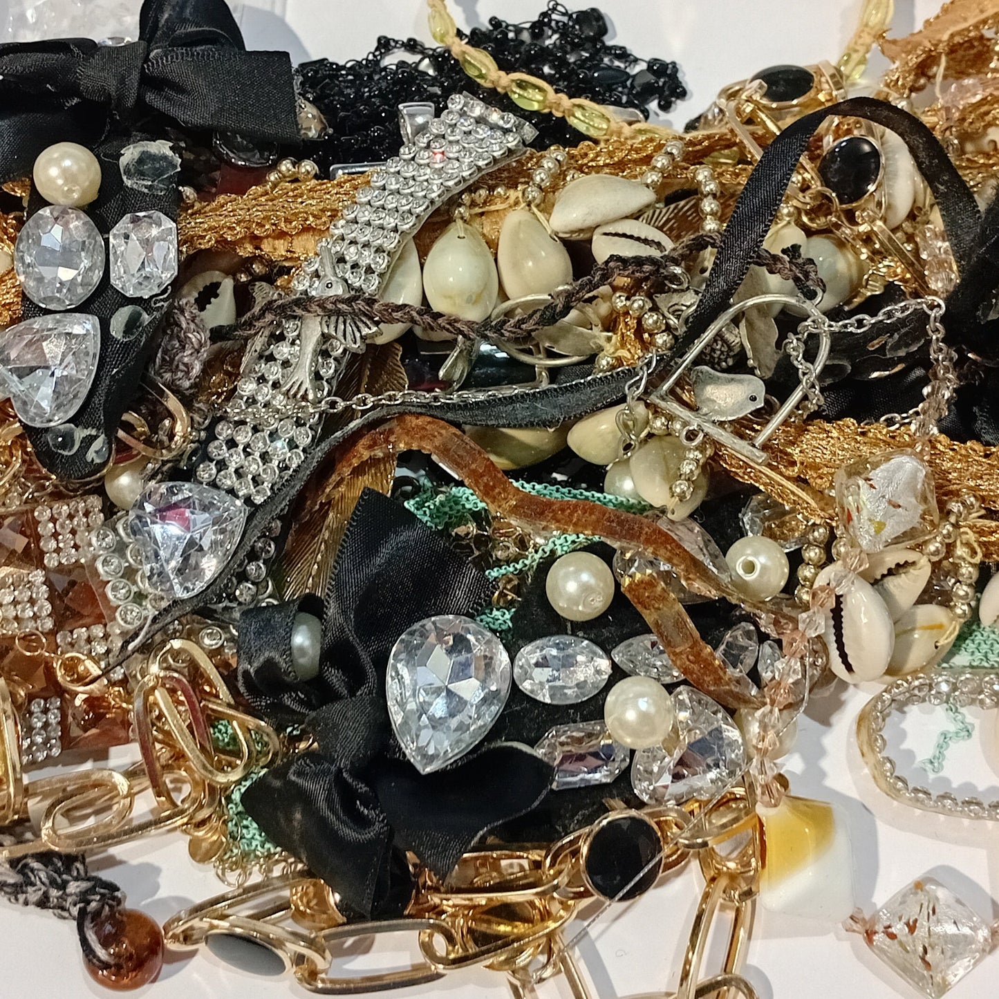 CLEARANCE! Huge Pack Of New, Old & Broken Jewellery