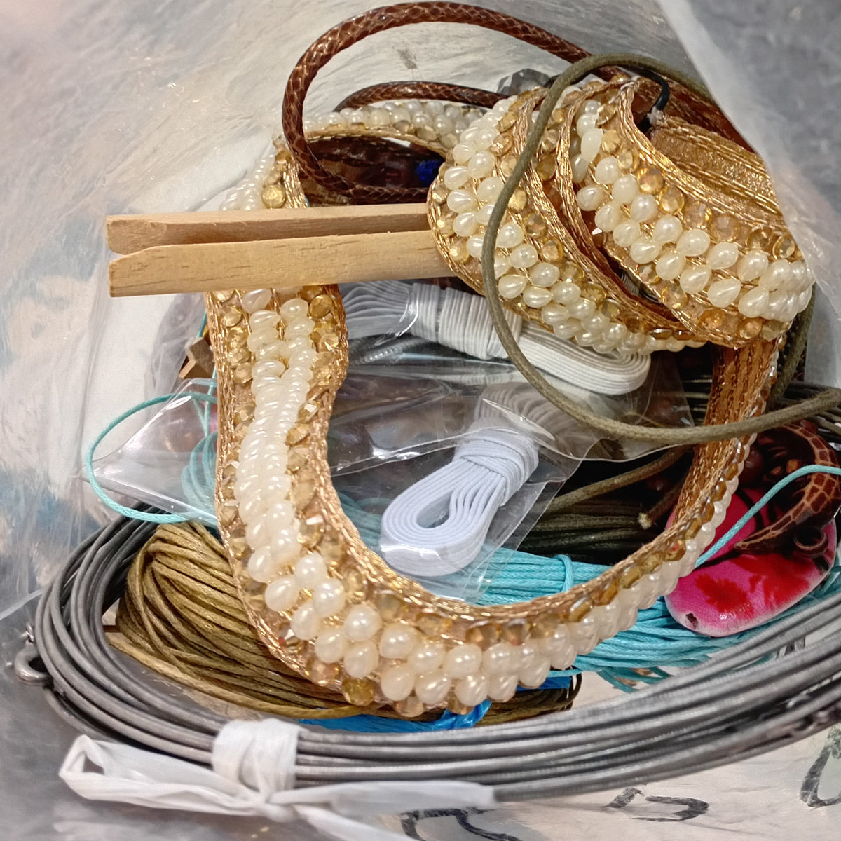 CLEARANCE! Huge Pack Of Broken Jewellery & Findings