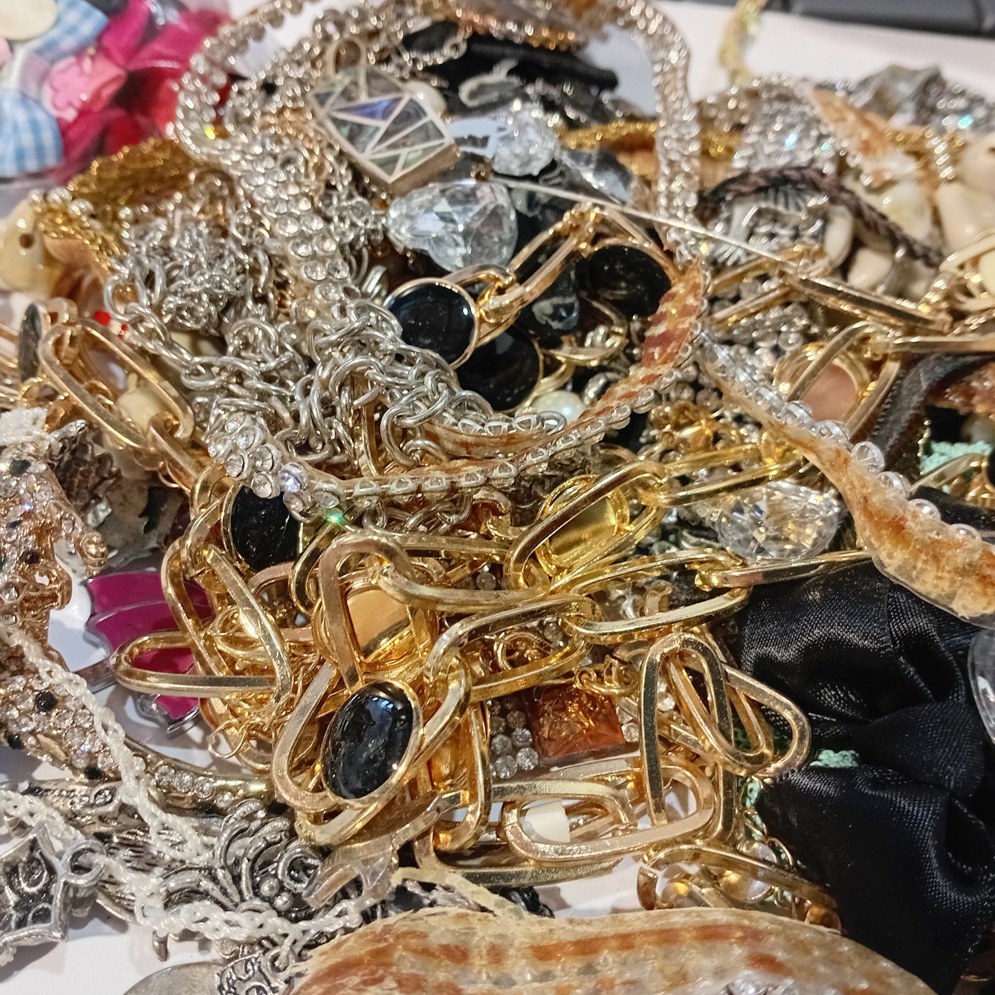 CLEARANCE! Huge Pack Of New, Old & Broken Jewellery