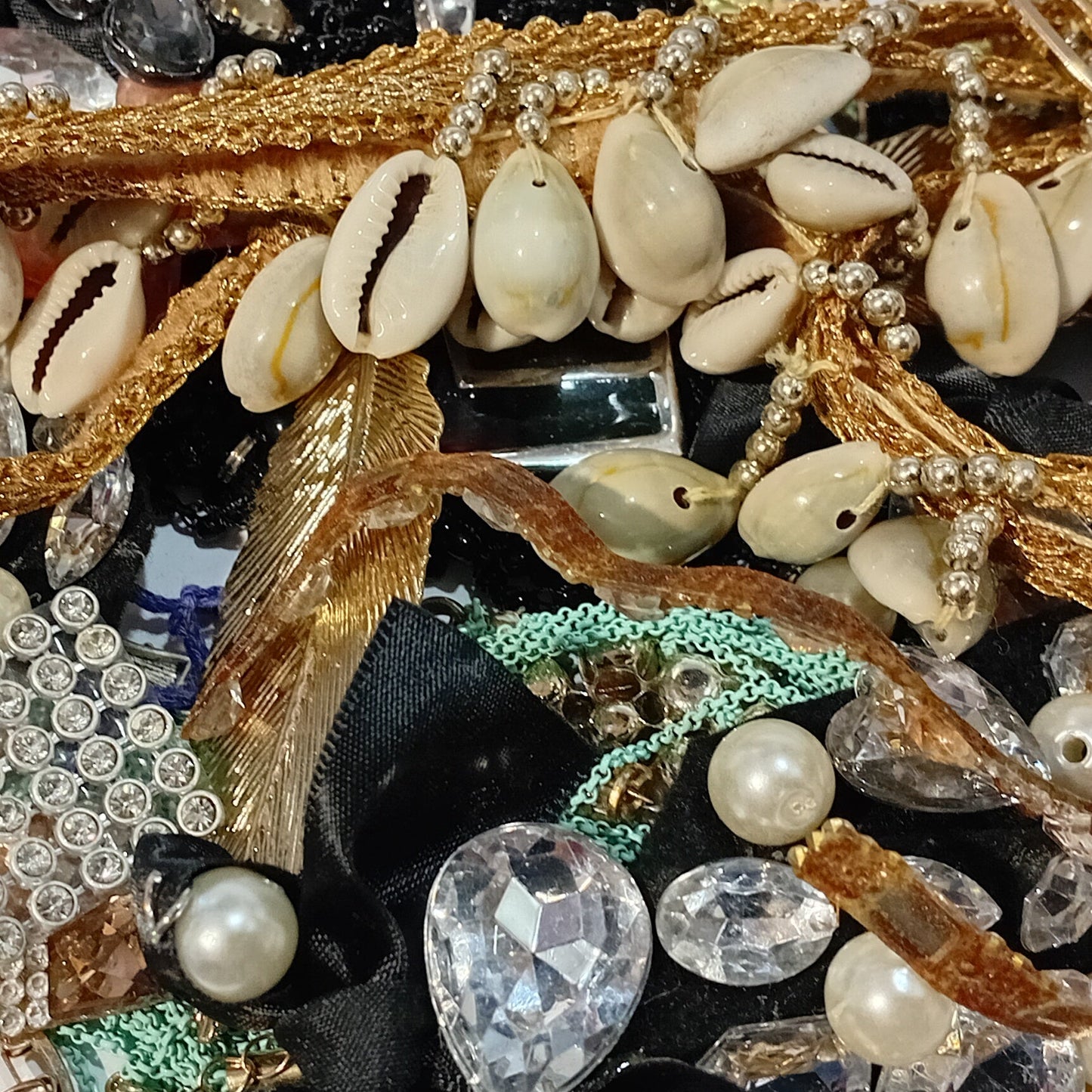CLEARANCE! Huge Pack Of New, Old & Broken Jewellery