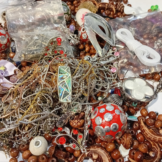 CLEARANCE! Huge Pack Of Broken Jewellery & Findings